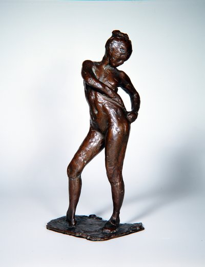 Dancer Fastening the Strings of Her Tights, ca. 1885-90, støbt 1919 (bronze) af Edgar Degas