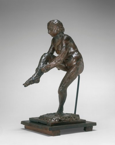 Danser, der tager sin strømpe på, 1890