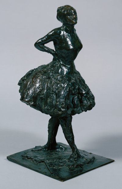Danserinde i afslappet kjole, hænderne på hofterne, højre ben fremad, støbt ca. 1919-21 af Edgar Degas