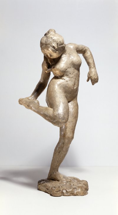 Danser ser på sin fodsål (gips) af Edgar Degas