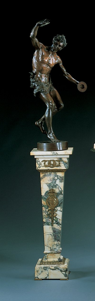 Støbt efter en model af Goldscheider, modelleret som en dansende satyr, der spiller på bækkener af Edmund Klotz
