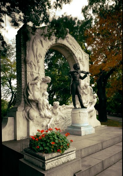 Monument til hyldest til den østrigske komponist og dirigent Johann Strauss II (eller Johann Strauss søn eller den unge eller Johann Sebastian Strauss) (1825-1899). Skulptur af Edmund von Hellmer (1850-1935). 1921. Wien, Stadtpark, Østrig af Edmund Ritter von Hellmer