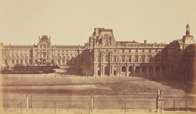 Cour Napoléon set fra Tuilerierne, Louvre, Paris af Édouard Baldus