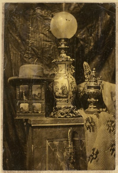 Stilleben med stereoskop, hat, kinesisk vase, sølvskål og epee af Eduard Isaac Asser