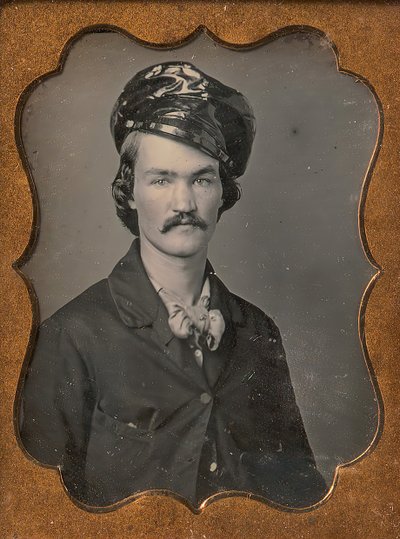 Mand med overskæg iført olieskindshat, 1854-55. af Edward M. Tyler