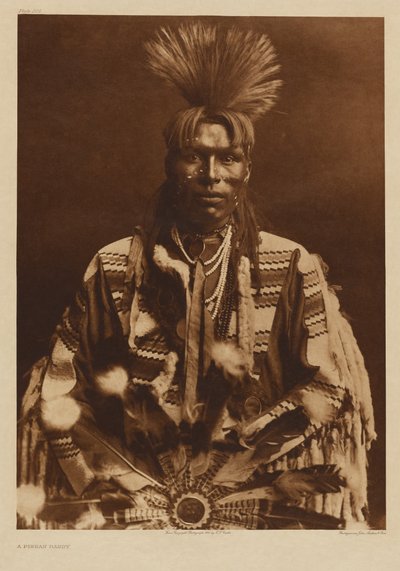 [En Piikani-mand klædt i traditionel dragt] af Edward S. Curtis