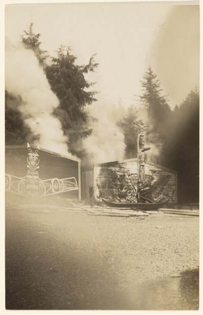 [Da de lysende flammer steg højere op, malede de havet, der skvulpede ved foden af en spøgelsesagtig skov, rødt]. af Edward S. Curtis