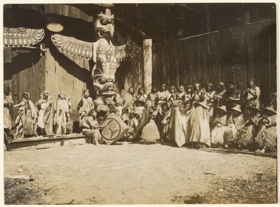 [Tæt sammenpresset mod væggene stod den brogede skare af krigere og deres hustruer] af Edward S. Curtis