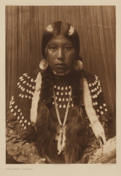 Støvet kjole - Kalispel af Edward S. Curtis