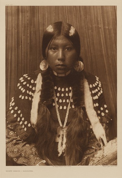 Dusty Dress – Kalispel af Edward S. Curtis