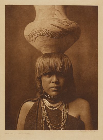Pige og krukke – San Ildefonso af Edward S. Curtis