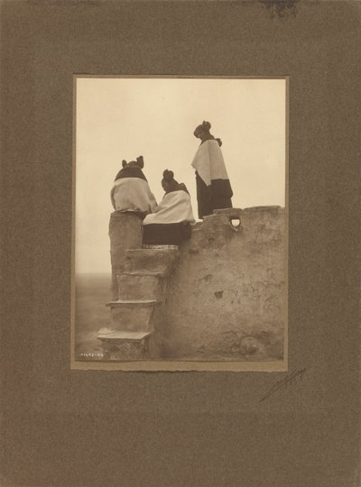 [Hopi, der ser på danserne] af Edward S. Curtis