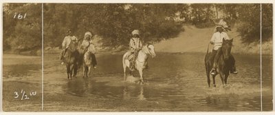 [Ryttere i en strøm] af Edward S. Curtis