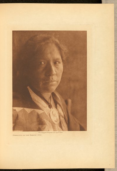 At stå på jorden - Oto af Edward S. Curtis