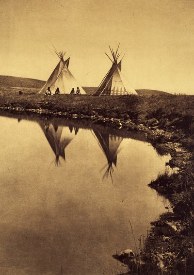 Ved vandkanten: camp piegan ved kanten af et vandområde. Foto taget fra bind 6 af encyklopædien udgivet af Edward S. Curtis (1868-1952) om indianerne i Nordamerika, med et forord af Theodore Roosevelt. Mellem 1907 og 1930, 20 bind vi af Edward Sheriff Curtis