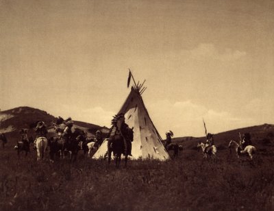 Camp Sioux. Det var sædvane for krigere at ride i en cirkel rundt om deres leders tipi, før de gik på fjendens raid. Foto taget fra bind 3 af Edward S. Curtis