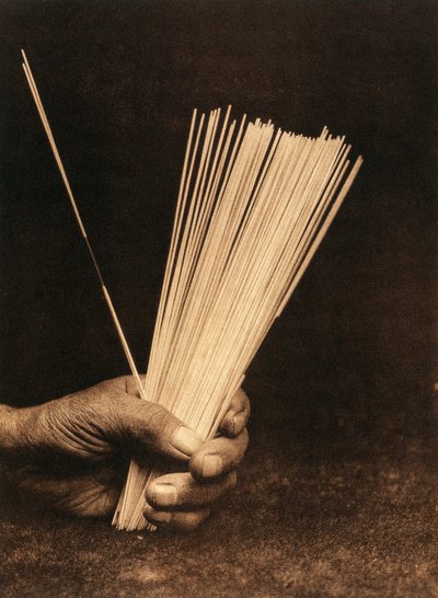 Nærbillede af hånden på en indianer fra Hupa-stammen eller -landsbyen, der holder spådomsstave af Edward Sheriff Curtis