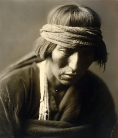 Hastobiga, Navaho Medicine Man af Edward Sheriff Curtis