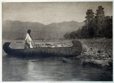 Indians of America: en indianer på en kanobåd i det sydlige Flathead Lake, Montana af Edward Sheriff Curtis