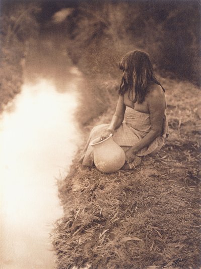 Maricopa kvinde ved strømmen af Edward Sheriff Curtis