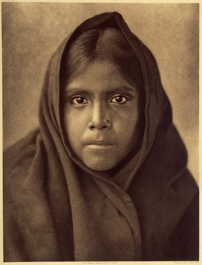 Qahatika pige. Ung Qahatika pige. Disse ørkenindianere bor omkring 60 kilometer fra Pimas-reservatet (Arizona). Foto taget fra bind 2 af Edward S. Curtis