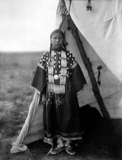 Rosa Lame Dog, Dakota kvinde stående ved døren til tipi, ca. 1905, foto Edward S. Curtis af Edward Sheriff Curtis