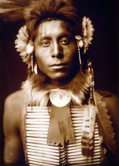 Sitting Eagle, Kragemand, ca. 1905, foto Edward S. Curtis af Edward Sheriff Curtis