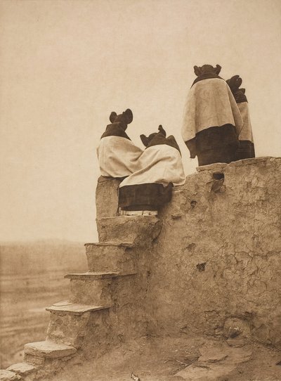 Watching the Dancers, 1906. af Edward Sheriff Curtis