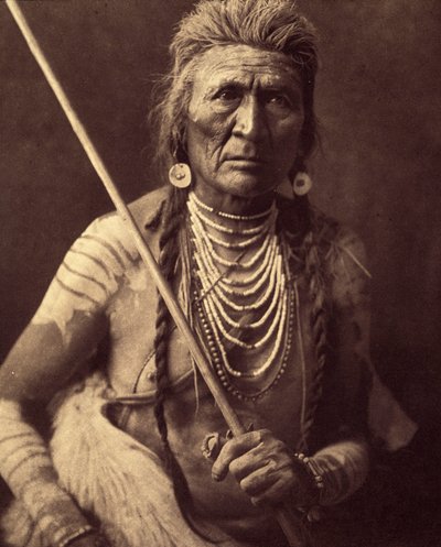 Ulv, indisk Apsaroke (Wolf - Apsaroke også nogle gange skrevet Absaroke) Foto taget fra bind 4 af encyklopædien udgivet af Edward S. Curtis (1868-1952) om indianerne i Nordamerika, med et forord af Theodore Roosevelt. Mellem 1907 og 1930, 2 af Edward Sheriff Curtis