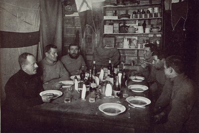 Mændene, Midvinterdagsmiddag, British Antarctic Expedition, Cape Evans, 22. juni 1912 (s/h-foto) af Edward W. Nelson