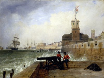 Semafortårnet ved indsejlingen til havnen i Portsmouth (England), på Salvation Platform, med to soldater siddende på muren ved siden af en kanon, i baggrunden beskrivelse af byen og molen med det runde tårn af Edward William Cooke