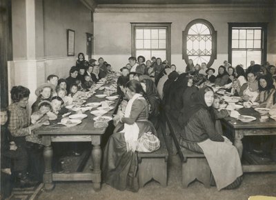 Immigranter serverede et gratis måltid på Ellis Island, ca. 1906 (s/h-foto) af Edwin Levick