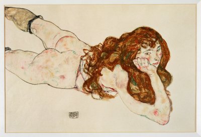 Nøgen kvinde liggende på maven - Nøgen på sin ... (gouache og sort farveblyant) af Egon Schiele
