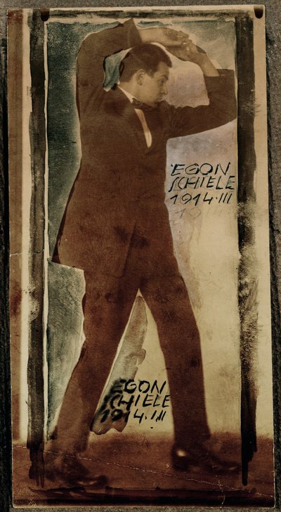 Egon Schiele med løftede arme ... (foto) af Egon Schiele