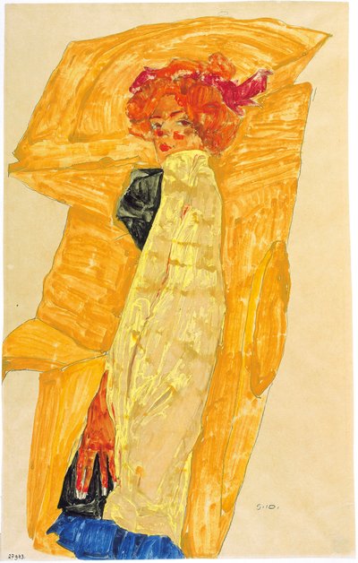 Gerti foran okkerfarvet draperi, 1910. af Egon Schiele