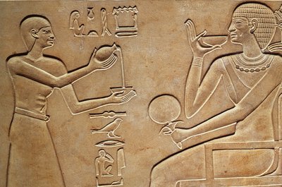 Dronning Kawit på sit toilet, fra Dronning Kawits sarkofag, fundet ved Deir el-Bahri, Mellemriget, ca. 2061-2010 f.Kr. af Egyptian 11th Dynasty