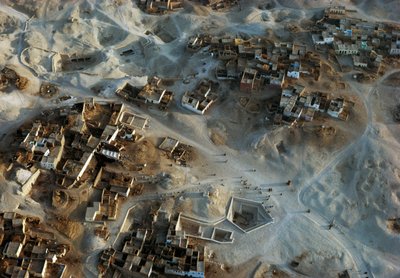 Luftfoto af det arkæologiske område Qurna, Sheikh Abd el-Qurna, den thebanske nekropolis, Egypten, Det Nye Rige, dynasti XVIII-XIX af Egyptian 18th Dynasty
