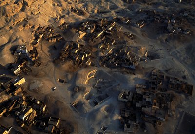 Luftfoto af det arkæologiske område Qurna, Sheikh Abd el-Qurna, den thebanske nekropolis, Egypten, Det Nye Rige, dynasti XVIII-XIX af Egyptian 18th Dynasty