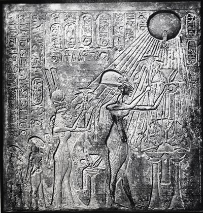 Akhenaten (Amenhotep IV) kætterfarao, regerede fra ca. 150 f.Kr., her sammen med Nefertiti og deres to døtre, der ofrede gaver til Solen. Relief oprindeligt i Temple of Sun, Theben. Hørtøj af Egyptian 18th Dynasty