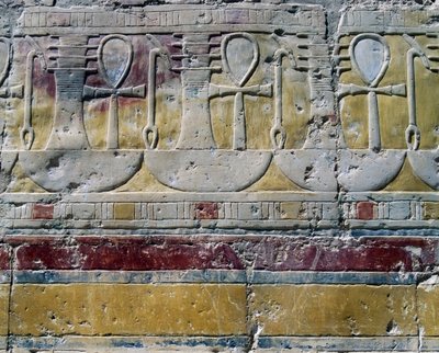 Ankh, hieroglyfisk tegn for liv, Djed, søjlelignende symbol, og Uas, tegn for scepter, malede relieffer, Hathors kapel, Dronning Hatshepsuts gravtempel, Deir el-Bahri, Theben, Egyptisk civilisation, Det Nye Rige, Dynasti XVIII af Egyptian 18th Dynasty