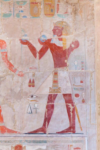 Basreliefbillede, der viser en farao, der ofrer, Hatshepsut-templet i Deir Al Bahari, Luxor, Egypten (foto) af Egyptian 18th Dynasty
