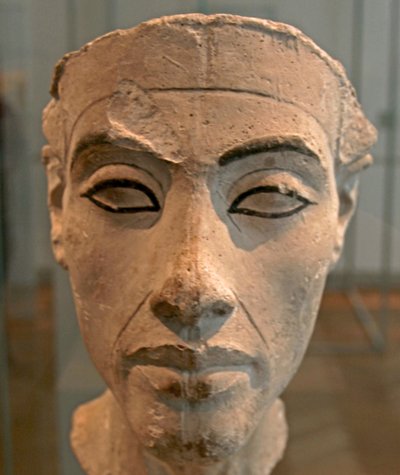 Buste af Nefertiti (c1370-c1330 f.Kr.) Store kongelige hustru (hovedgemal) til den egyptiske farao Akhenaten. Nefertiti og hendes mand var kendt for en religiøs revolution. De begyndte kun at tilbede én gud, Aten, solens skive. af Egyptian 18th Dynasty