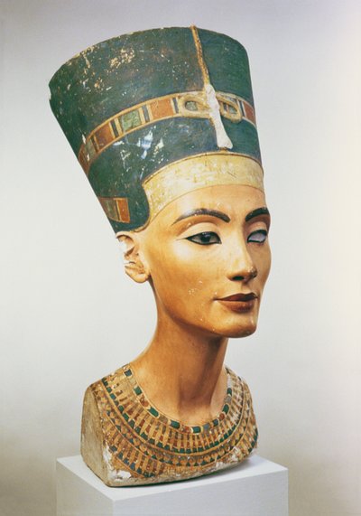 Buste af dronning Nefertiti, fra billedhuggeren Thutmoses atelier i Tell el-Amarna (malet kalksten) (se også 114019, 114020 & 267404) af Egyptian 18th Dynasty