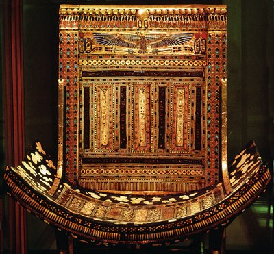 Ceremonistol af Tutankhamon, detalje af det buede sæde og ryg, New Kingdom, ca. 1325 f.Kr. (forgyldt og indlagt træ) (detalje af 59232) af Egyptian 18th Dynasty