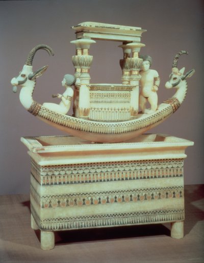 Skrin med en båd dekoreret med to hoveder af en syrisk stenbuk og to kvindeskikkelser, der menes at være prinsesse Mutnedjmet, fra Tutankhamons grav (ca. 1370-52 f.Kr.) New Kingdom (alabaster) (se også 1494 af Egyptian 18th Dynasty