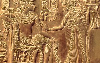 Detalje fra Tutankhamons gyldne helligdom (ca. 1370-52 f.Kr.), der skildrer dronningen, der salver ham med duftende unguent, New Kingdom (træ overlejret med gesso dækket med guldplade) (detalje fra 148191) af Egyptian 18th Dynasty