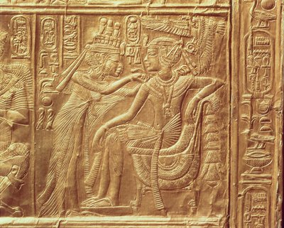Detalje fra Tutankhamons lille helligdom, der forestiller dronningen, der fastgør en halskæde om kongens hals, New Kingdom, ca. 1340 f.Kr. (forgyldt) (se også 228562) af Egyptian 18th Dynasty