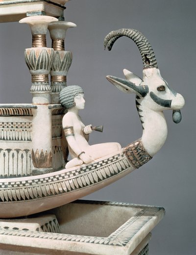 Detalje af stævnen på en båd med hovedet af en syrisk stenbuk og en figur, der menes at være prinsesse Mutnedjmet, fra Tutankhamons grav (ca. 1370-52 f.Kr.) New Kingdom (alabaster) (se 149413) af Egyptian 18th Dynasty