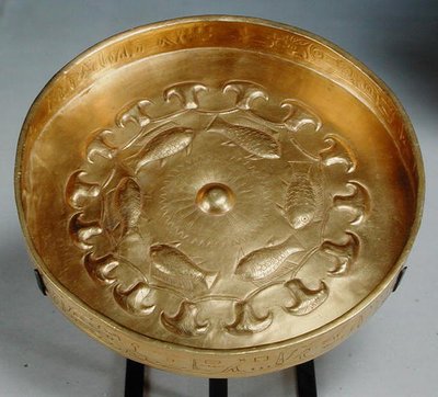 Fad tilhørende General Duty of Djehuty dekoreret med fisk og blomster, New Kingdom, ca. 1479-1425 (guld) af Egyptian 18th Dynasty