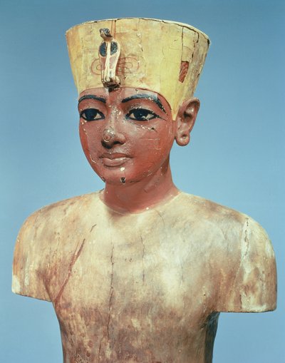 Dummy af den unge Tutankhamon (ca. 1370-52 f.Kr.) iført et kompromis mellem kronen af kongerne i Nedre Egypten og hovedbeklædningen af Nefertiti (malet og stukbehandlet træ) (se 148193) af Egyptian 18th Dynasty